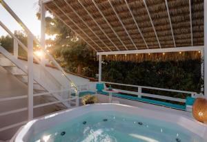 a jacuzzi tub in the backyard of a house at Pousada Casa Cecilia in Jericoacoara
