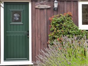 a green door on a house with a fence at Thorpegate - E3076 in Thorpe Market