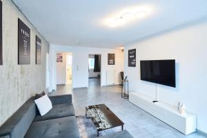 TV a/nebo společenská místnost v ubytování Wohlfühlnest St Leon Rot Aufzug Klima Balkon