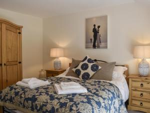 a bedroom with a bed with two towels on it at Keldholme Cottage 1 - Uk10992 in Kirkbymoorside +8 photos