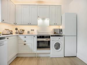 Η κουζίνα ή μικρή κουζίνα στο Sea Whispers Cottage