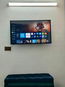 TV a/nebo společenská místnost v ubytování 1BR Cozy Apartment, Diamond Mall & Residencia, Islamabad + 3 fotografie