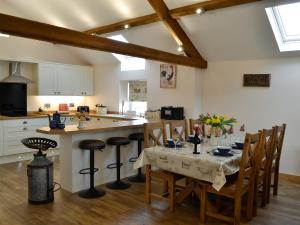 Una cocina y un comedor con mesa y sillas. en Greengill Farm Holiday Cottage - Ukc2768, en Gilcrux