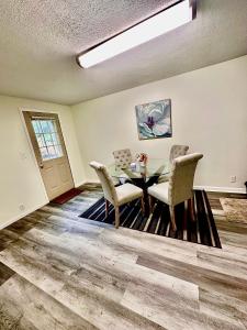 Χώρος καθιστικού στο Cozy Muncie Home Near Downtown +13 φωτογραφίες