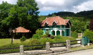 Taman di luar Planinska kuća