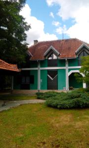 Bangunan di mana terletaknya vila ini