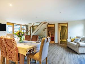 a dining room with a table and chairs at Horsecroft - Uk37462 in Dorstone