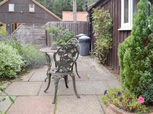 a chair and a table in a garden at Pinewood - E3077 in Thorpe Market
