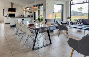 Η κουζίνα ή μικρή κουζίνα στο Stunning Home In Ebeltoft With Sauna