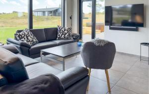 Μια τηλεόραση ή/και κέντρο ψυχαγωγίας στο Stunning Home In Ebeltoft With Sauna