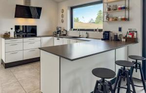 Η κουζίνα ή μικρή κουζίνα στο Stunning Home In Ebeltoft With Sauna