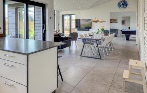 Η κουζίνα ή μικρή κουζίνα στο Stunning Home In Ebeltoft With Sauna