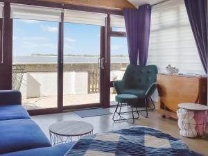 Una sala de estar con vista al mar. en Angie's Beachside House, en Brightlingsea