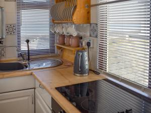 una cocina con encimera con fregadero y encimera sidx sidx en Angie's Beachside House, en Brightlingsea