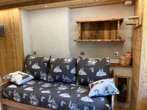 sala de estar con sofá y almohadas en Vieille Bergerie 1, en Le Fernuy