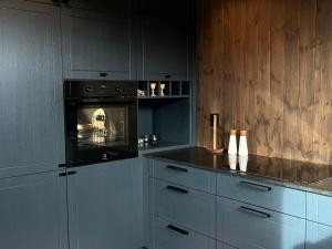 Dapur atau dapur kecil di Modern and cozy mountain cabin - panoramic view!
