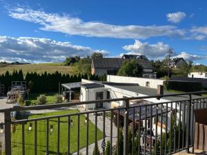 BorkowoにあるCozy Bay Apartment - 15 minutes drive from the Old Townの家のバルコニーから庭園の景色を望めます。