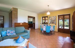 Posezení v ubytování Two-Bedroom Holiday Home In Smaria Di Ricadi -Vv-