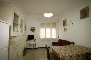 Televiisor ja/või meelelahutuskeskus majutusasutuses Appartamento indipendente con giardino a 400 m dal mare