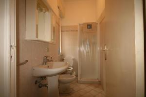 Vannituba majutusasutuses Appartamento indipendente con giardino a 400 m dal mare