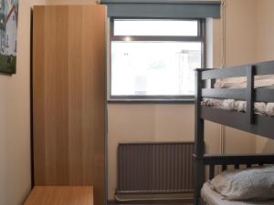 een kleine kamer met een stapelbed en een raam bij 185 Golf Road in Mablethorpe +5 foto's