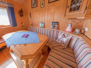 ein Esszimmer mit einem Tisch und einem Sofa in der Unterkunft Idyllisches Ferienhaus mit Terrasse in Hohenpeißenberg + 16 Fotos