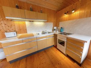 eine Küche mit Spüle und Herd in der Unterkunft Idyllisches Ferienhaus mit Terrasse in Hohenpeißenberg