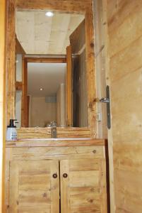 un baño con lavabo y espejo en Vieille Bergerie 2, en Le Fernuy