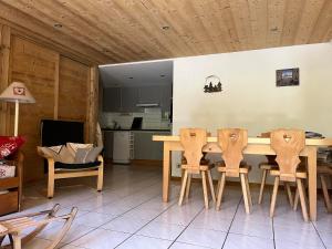 Una cocina y un comedor con mesa y sillas. en Vieille Bergerie 2, en Le Fernuy 6 fotos más