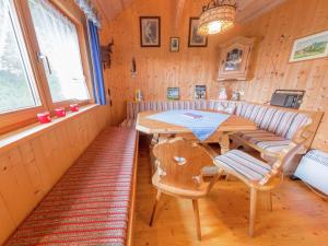ein Esszimmer mit Tisch und Stühlen in einer Hütte in der Unterkunft Idyllisches Ferienhaus mit Terrasse in Hohenpeißenberg