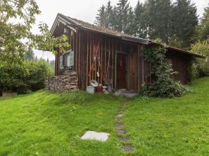 ein kleines Haus auf einem Feld neben einem Hof in der Unterkunft Idyllisches Ferienhaus mit Terrasse in Hohenpeißenberg