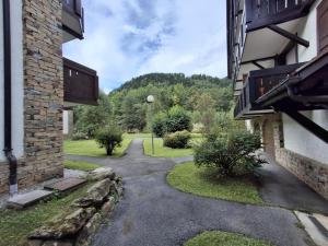 Les Contamines Montjoie في Le Cugnon: ممشى بين مبنيين في ساحة