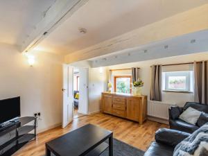 een woonkamer met een bank en een tafel bij Arthur Bear - Uk37992 in Greenhow Hill