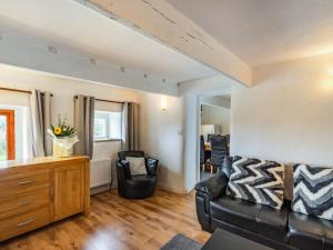 een woonkamer met een bank en een stoel bij Arthur Bear - Uk37992 in Greenhow Hill