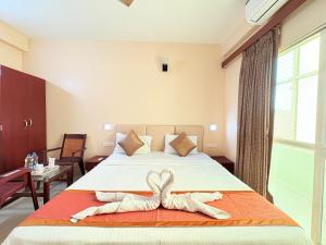 Un pat sau paturi într-o cameră la Hotel Golden Wave Near Sea Beach - Fully Air Condition with All Luxury Luxuary Rooms With Attached-Balcony Free Wifi & Lift Facilities# Boutique Services - A Top Rated Hotel IN Puri