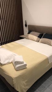 SuiteSweetGiovanna في تاورمينا: سريرين فوق مناشف بيضاء