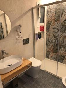 SuiteSweetGiovanna في تاورمينا: حمام مع دش ومرحاض ومغسلة