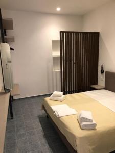 SuiteSweetGiovanna في تاورمينا: غرفة بها سرير مع منشفتين