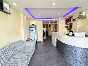 Un televizor și/sau centru de divertisment la Hotel Golden Wave Near Sea Beach - Fully Air Condition with All Luxury Luxuary Rooms With Attached-Balcony Free Wifi & Lift Facilities# Boutique Services - A Top Rated Hotel IN Puri