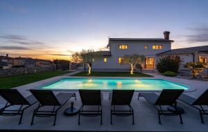 Bazén v ubytování Villa Gemini nebo v jeho okolí + 22 fotografií