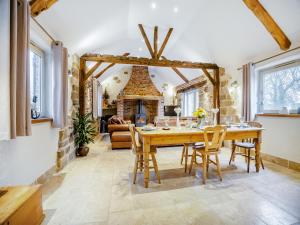 una sala da pranzo con tavolo e sedie in legno di The Old Granary a Cumberworth