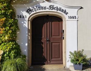a door to a house with a sign above it at Schloss Schänke garni in Bautzen +68 photos