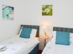 two beds sitting next to each other in a room at Paddock Cottage in Alnwick +3 photos