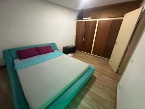 1 dormitorio con 1 cama azul y blanco en Cantinho Cartaxo, en Cartaxo