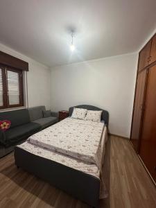 un dormitorio con una cama y un sofá en Cantinho Cartaxo, en Cartaxo