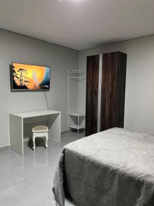Μια τηλεόραση ή/και κέντρο ψυχαγωγίας στο Apartamento em Rio Branco, próximo a AABB
