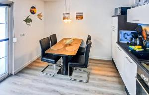 - une table à manger et des chaises dans la cuisine dans l'établissement Ferienhaus Fuhlendorf, à Fuhlendorf 15 autres photos