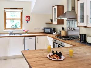 Kuchyň nebo kuchyňský kout v ubytování Family Lodge No 3 - Uk45692