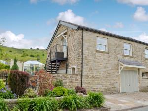 GreenfieldAlphin Apartment的砖屋,旁边设有楼梯