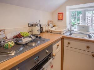 Kuchyň nebo kuchyňský kout v ubytování Willow Cottage